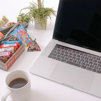 PC作業中にコーヒーとお菓子でブレークタイムの写真