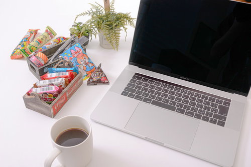 PC作業中にコーヒーとお菓子でブレークタイム