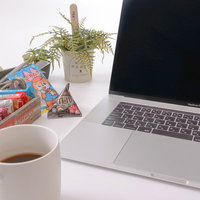 Macbookで作業しながらお菓子を食べる休憩時間の写真