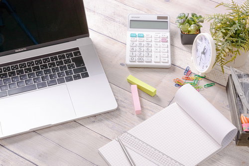 ノート型パソコン脇に整然と配置された文房具