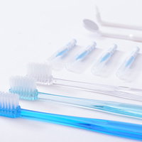白い背景に並べられた青いハンドルの清潔な歯ブラシの写真