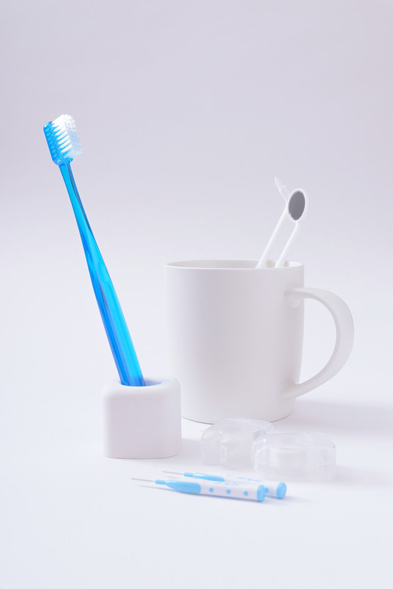 歯ブラシと歯科用器具を並べたデンタルセット