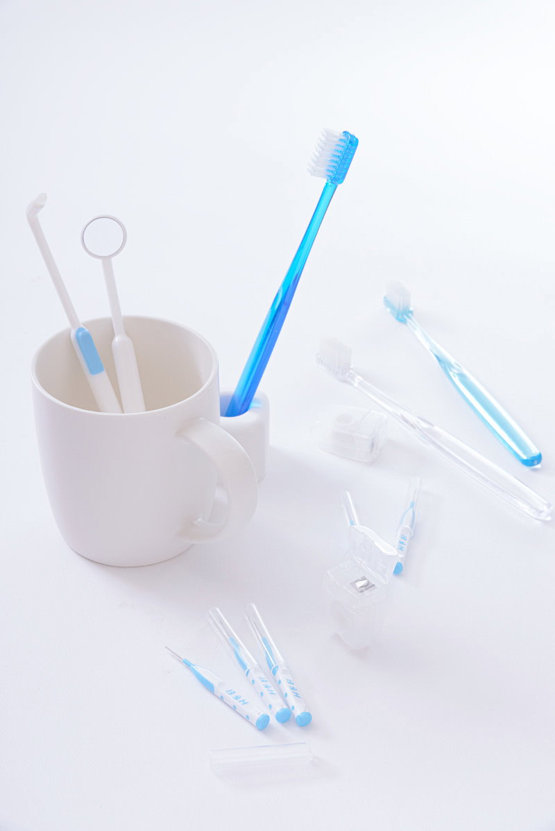 白い容器に歯ブラシと歯間ブラシが入った歯周病対策の歯磨きセット