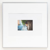 彼が木陰に隠れている時の思い出を額縁に飾ったの写真