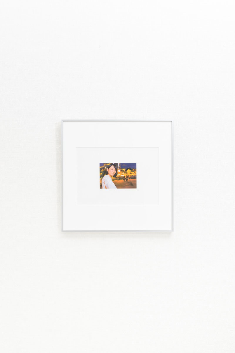 額縁に飾られた恋人の写真［モデル：たけべともこ］