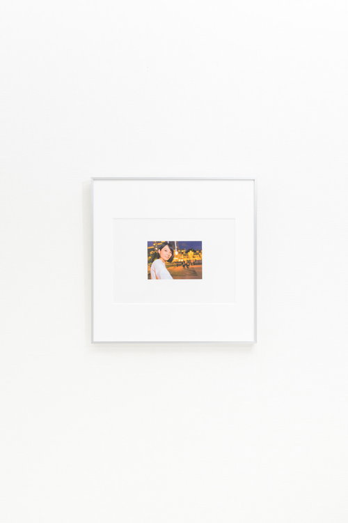 自粛で会えなくなった彼女との思い出の写真を飾る