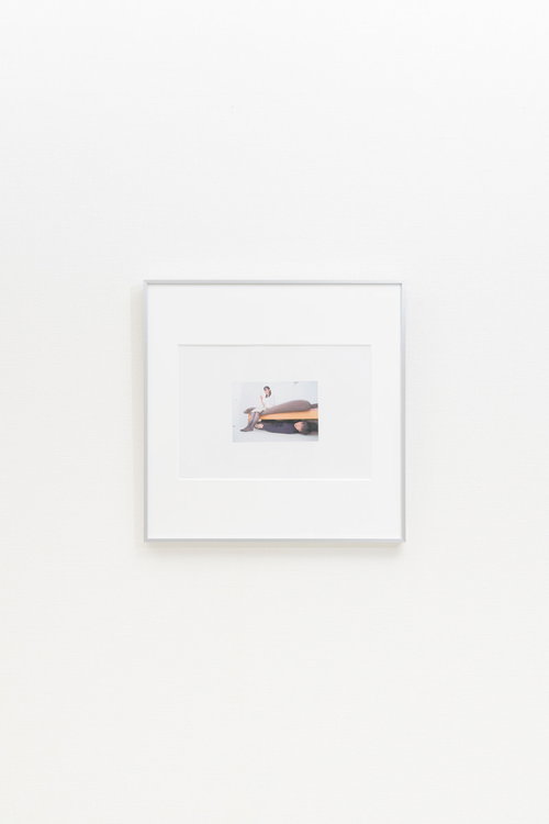 恋人と新居生活の思い出を額縁に飾る新しい生活