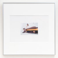 自宅に帰ったらベッドの下に潜む男性の額縁が飾られていたの写真