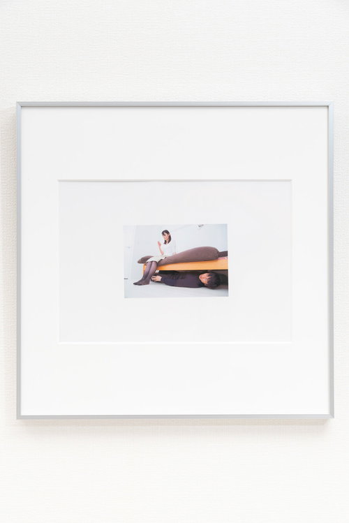 自宅に帰ったらベッドの下に潜む男性の額縁が飾られていた