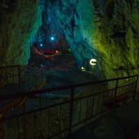 足場が組まれ奥まで進める備中鐘乳穴の鍾乳石の写真