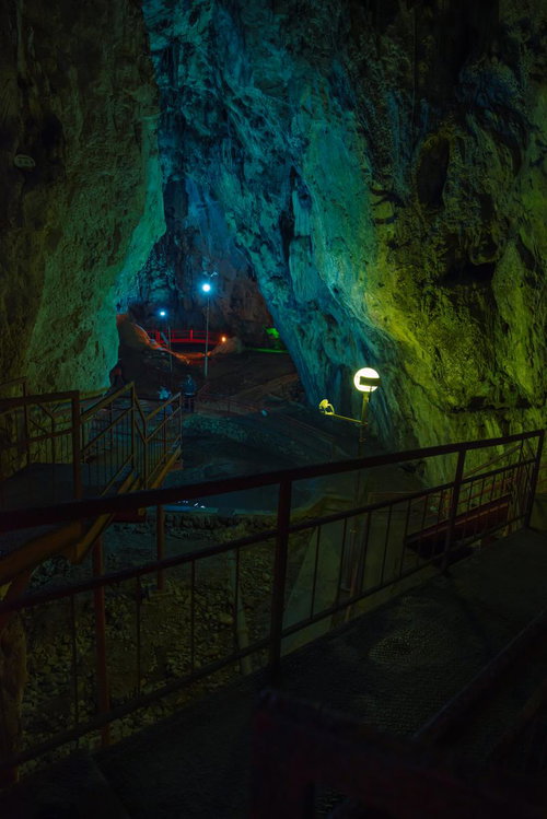 足場が組まれ奥まで進める備中鐘乳穴の鍾乳石