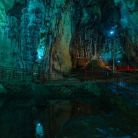 ライトアップされた備中鐘乳穴の鍾乳石と遊歩道の写真