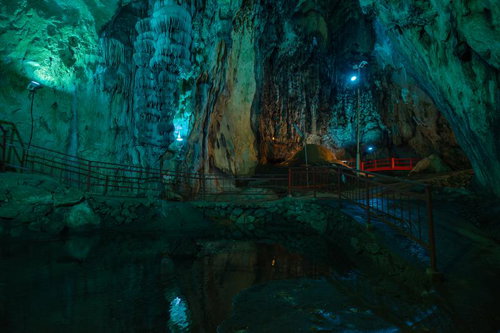 ライトアップされた備中鐘乳穴の鍾乳石と遊歩道