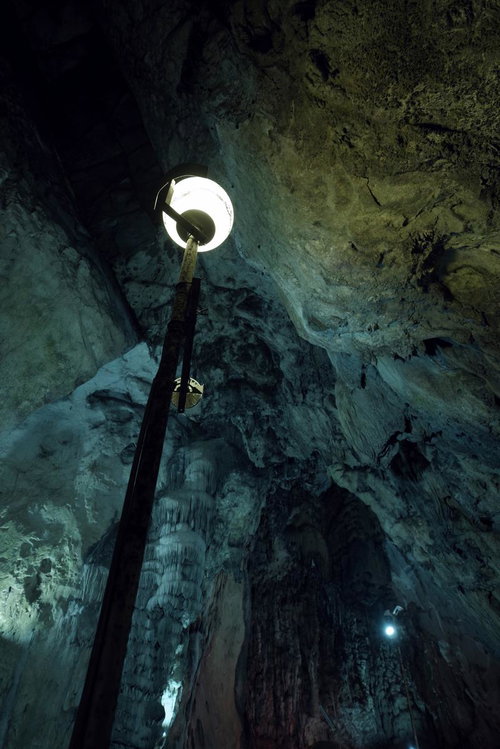 備中鐘乳穴の内部を照らす強力なあかり 鍾乳石と岩壁