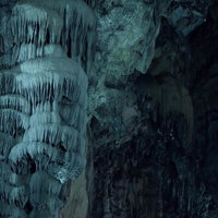 岡山県真庭市の備中鐘乳穴に連なる鍾乳石の層状形態の写真