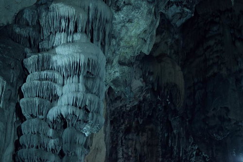 岡山県真庭市の備中鐘乳穴に連なる鍾乳石の層状形態