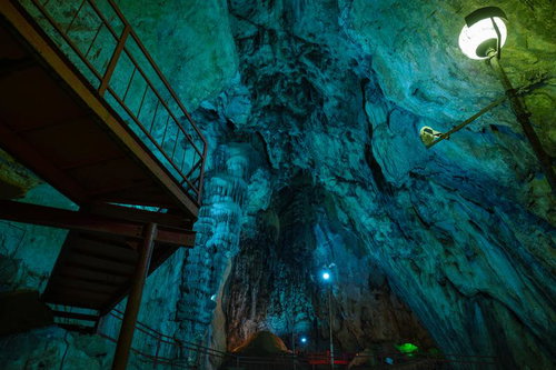 備中鐘乳穴の鍾乳石が立ち並ぶ洞窟内部の観光洞窟風景