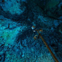 天井から垂れ下がるつらら石を照らす備中鐘乳穴の鍾乳洞の写真