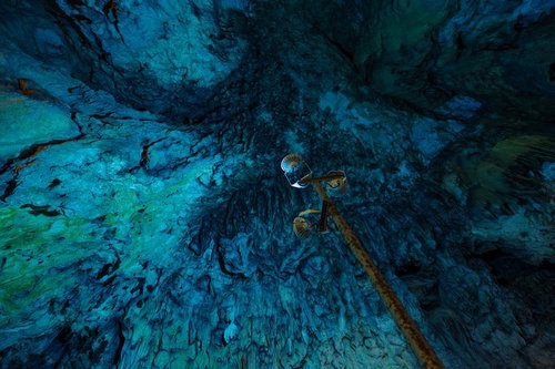 天井から垂れ下がるつらら石を照らす備中鐘乳穴の鍾乳洞