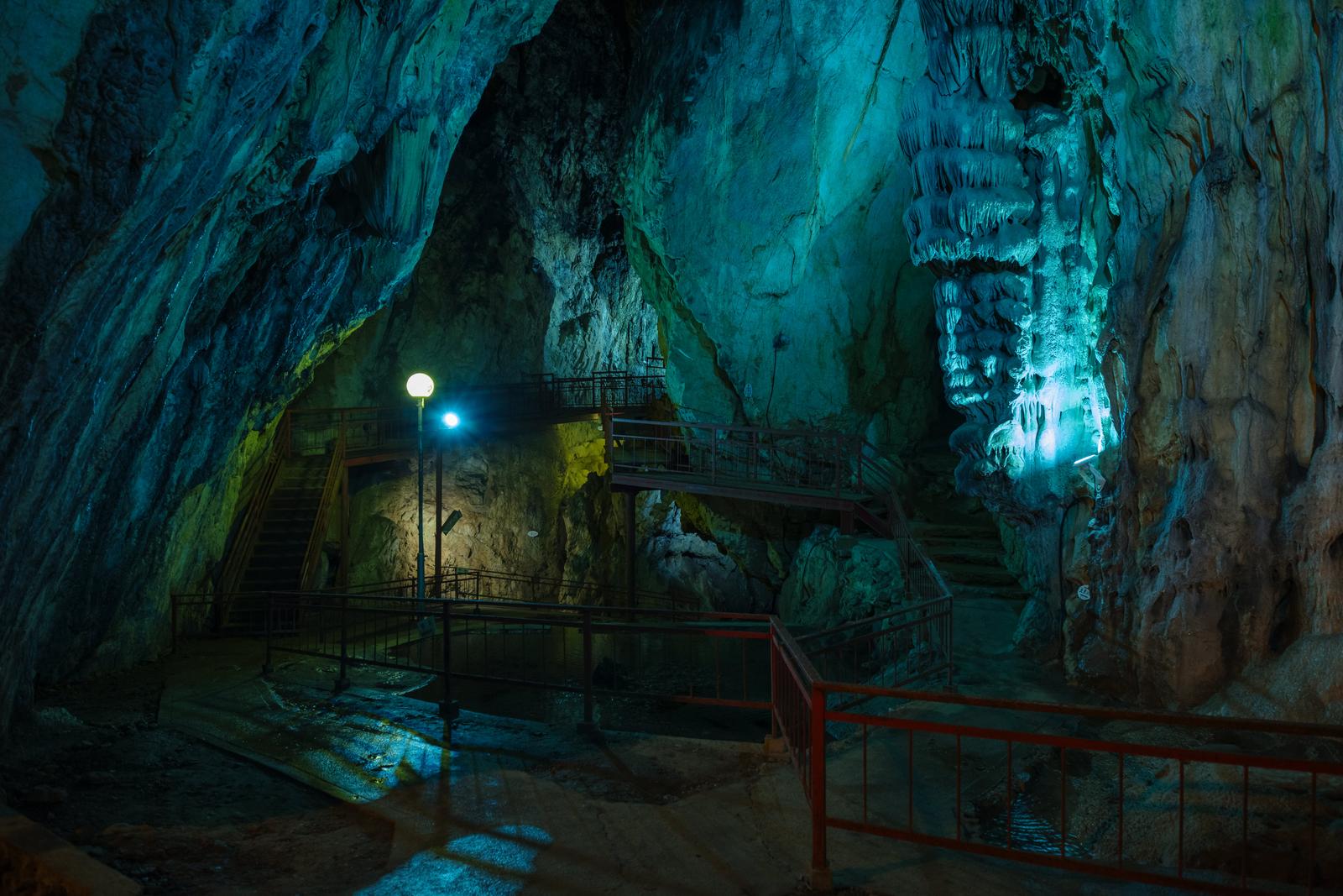 備中鐘乳穴22階層の鍾乳石（五重塔）前の様子