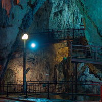 備中鐘乳穴の洞窟内を照らす白と青のライトと鍾乳石の写真