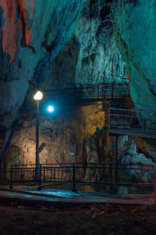 備中鐘乳穴の洞窟内を照らす白と青のライトと鍾乳石