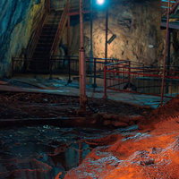 夜間ライトアップされた備中鐘乳穴の洞穴内の写真