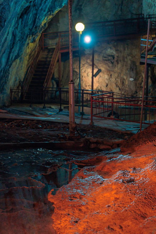 夜間ライトアップされた備中鐘乳穴の洞穴内