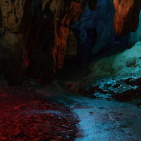 約800メートル以上続く備中鐘乳穴の鍾乳石が並ぶ内部通路の写真