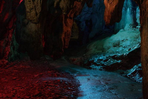 約800メートル以上続く備中鐘乳穴の鍾乳石が並ぶ内部通路