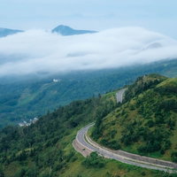 万座温泉を覆い隠す雲海と山脈の風景、朝日に映える高原の絶景の写真