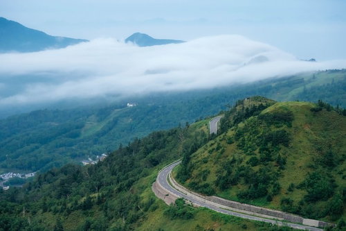 万座温泉を覆い隠す雲海と山脈の風景、朝日に映える高原の絶景