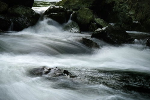 御荷鉾緑色岩類と三波渓谷