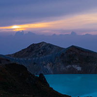 白根山の湯釜火口を照らす朝日｜群馬県の火口湖と夜明けの絶景の写真