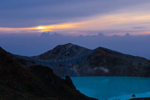 白根山の湯釜火口を照らす朝日｜群馬県の火口湖と夜明けの絶景