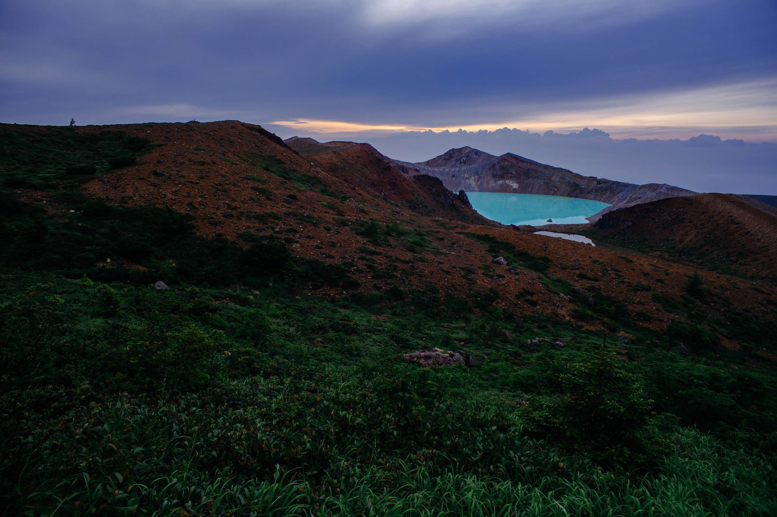 夜明けの白根山湯釜と朝焼け