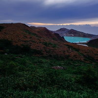 夜明けの湯釜と白根山の噴火口の写真