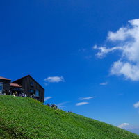 山小屋で休憩する登山者達の景色の写真