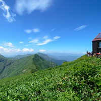 肩の小屋から望む谷川岳主脈の山々の写真
