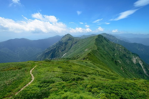 谷川岳にある川棚の頭と万太郎山の景色