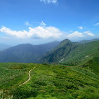 谷川岳主流の登山道と稜線の風景の写真