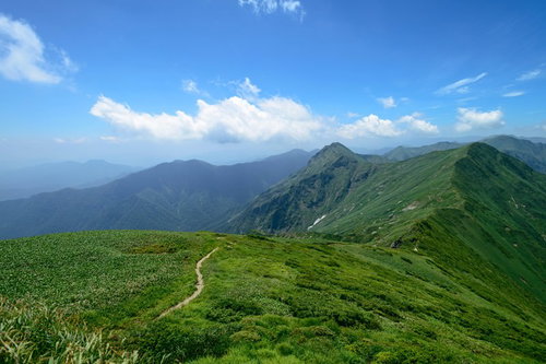 谷川岳主流の登山道と稜線の風景