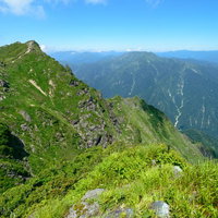 谷川岳の双耳峰、オキの耳と登山道から見る山容の写真