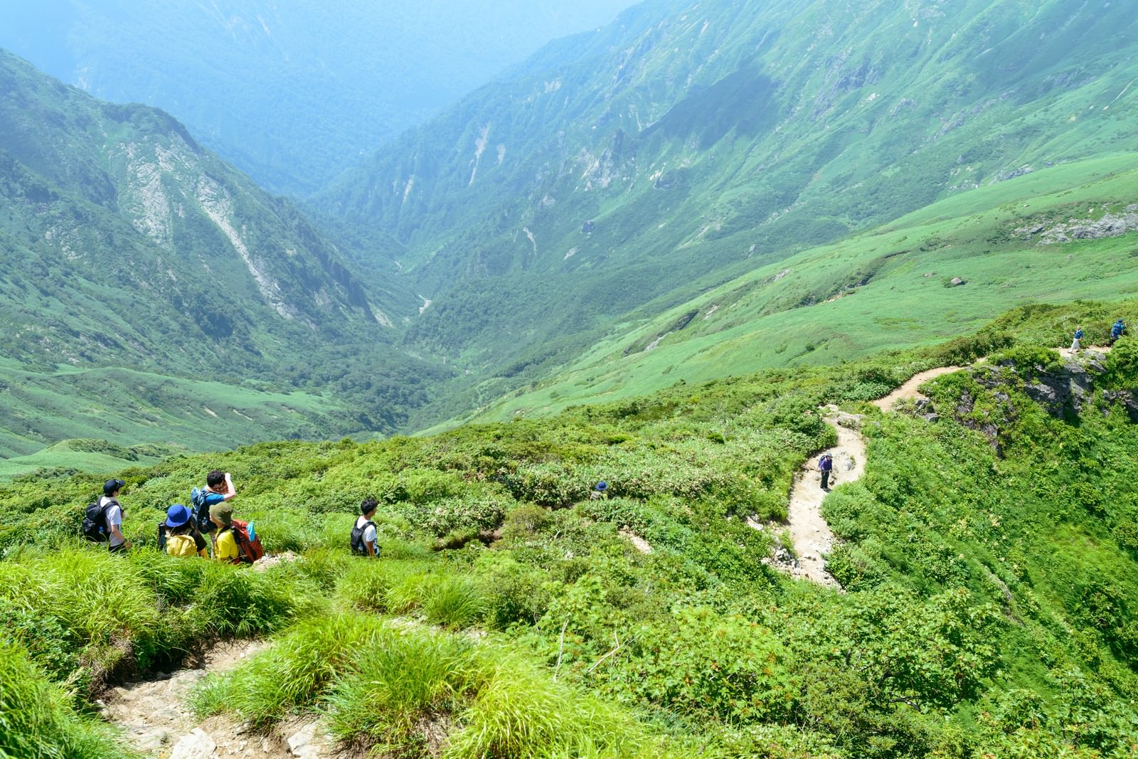 谷川岳のオキの耳を目指して登山道を歩く登山者達
