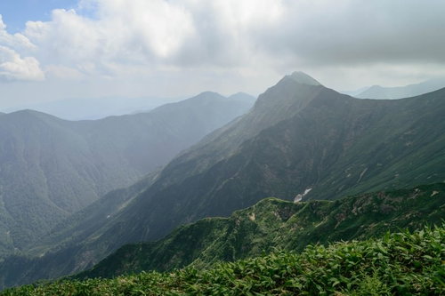雲が沸き立ち峰々が陰る風景