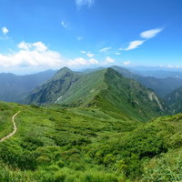 谷川岳主脈の稜線に沿って果てしなく続く登山道の写真