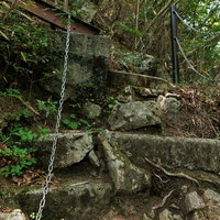 行司ヶ滝の苔むした石積み階段とチェーン手すりの写真