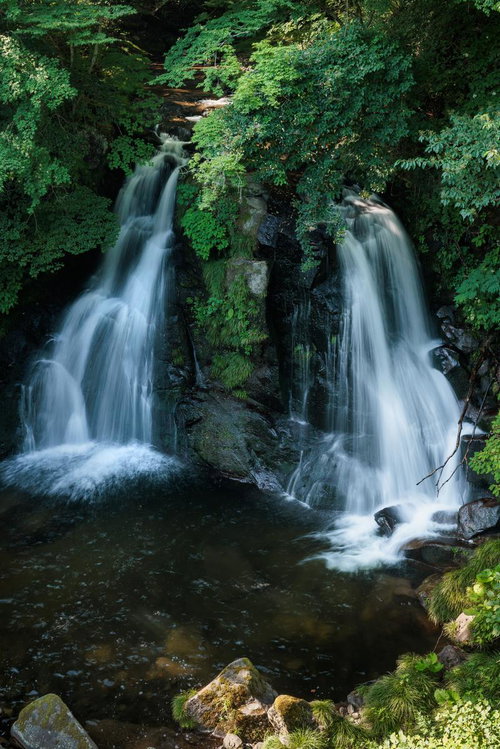 天栄村の明神滝、苔むした岩肌を流れ落ちる迫力ある滝