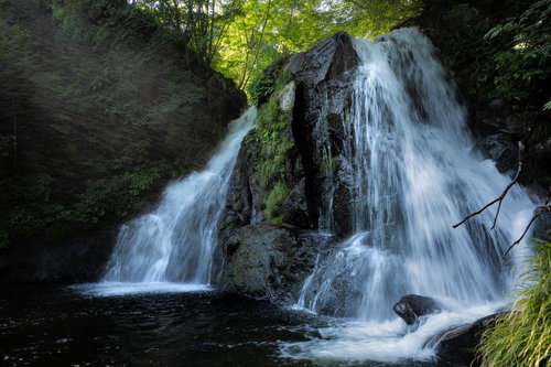 天栄村の明神滝から流れ落ちる迫力の水流と苔むした渓谷