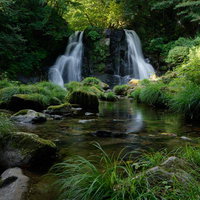明神滝の二段の滝と渓谷（天栄村）の写真